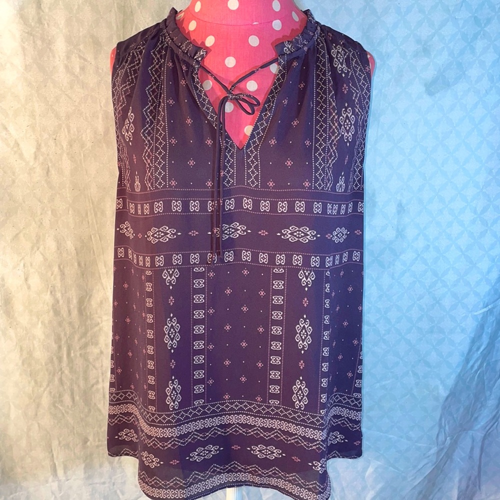 Maurice’s Sz M lavender/mauve/white sleeveless top